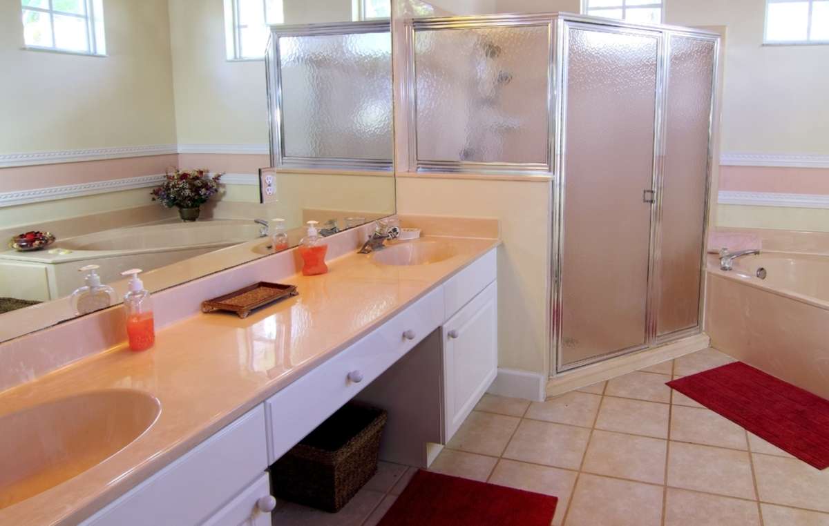 Overview of an outdated bathroom in a private residence